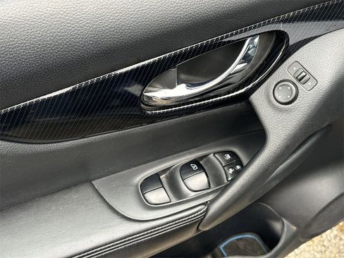 Used 2017 Nissan Rogue SL w/ SL Premium Package image 15