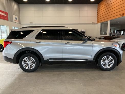 Used 2023 Ford Explorer XLT w/ Equipment Group 202A image 4