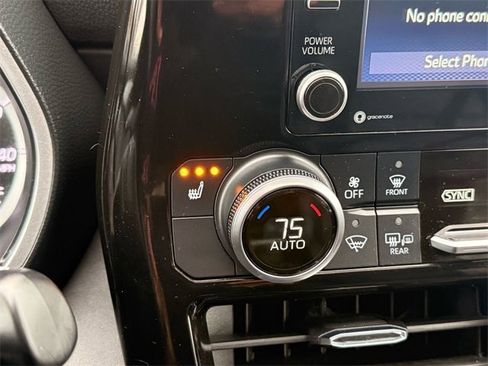 Used 2021 Toyota Highlander XLE image 18