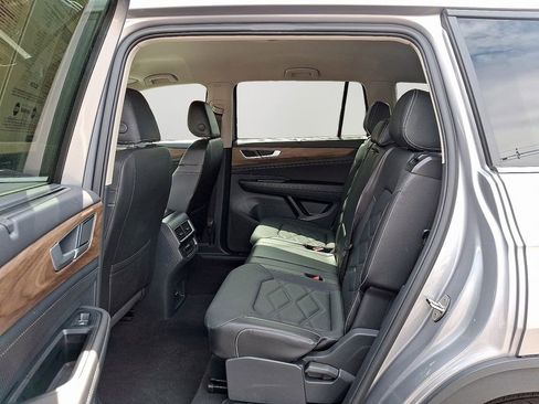 Used 2025 Volkswagen Atlas SE image 8