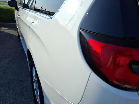 Used 2023 Chrysler Pacifica Touring-L image 17