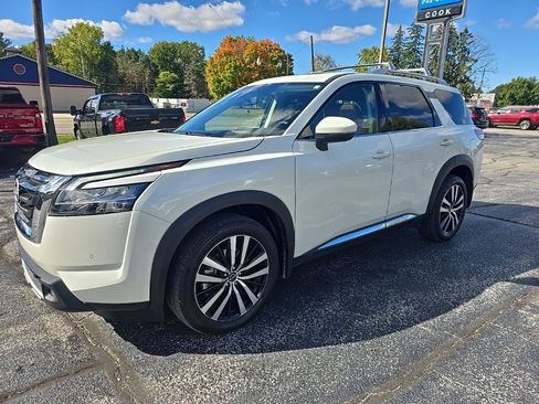 Used 2024 Nissan Pathfinder Platinum image 2