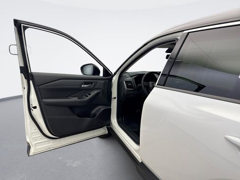 Used 2025 Nissan Rogue SL w/ Tech Package image 9