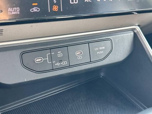 Used 2025 Kia Carnival FWD image 28
