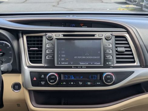 Used 2016 Toyota Highlander XLE FWD image 18