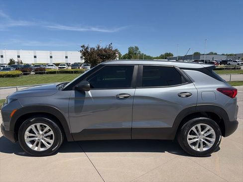 Used 2021 Chevrolet TrailBlazer LS w/ LPO, Blackout Package FWD image 4