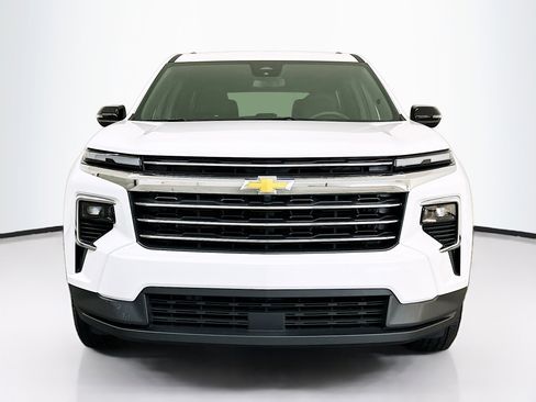 Used 2025 Chevrolet Traverse LT image 2