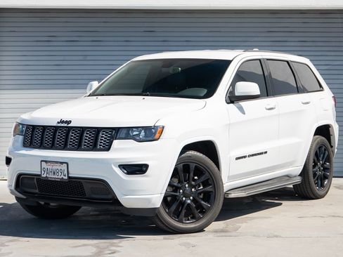 Used 2022 Jeep Grand Cherokee Laredo X AWD/4WD image 3