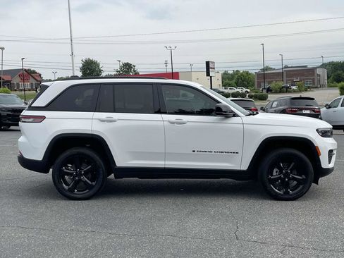 New 2025 Jeep Grand Cherokee Altitude image 9