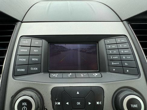 Used 2016 Ford Taurus SE image 18