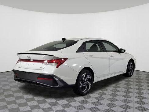 New 2025 Hyundai Elantra SEL image 3