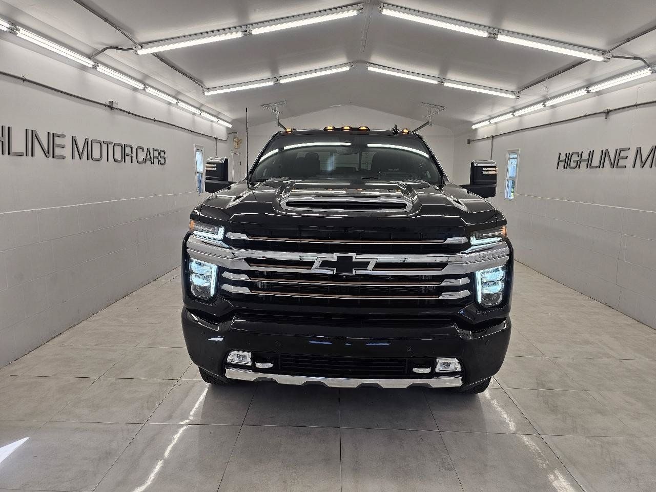 Used 2023 Chevrolet Silverado 3500 High Country w/ Z71 Off-Road Package AWD/4WD image 2