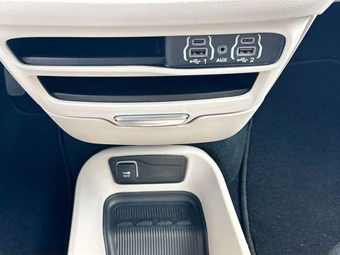 Used 2024 Chrysler Pacifica Touring-L FWD image 25