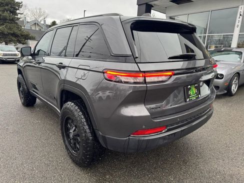 Used 2024 Jeep Grand Cherokee Altitude image 3