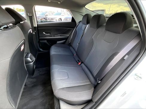 Certified 2025 Hyundai Elantra SE image 19