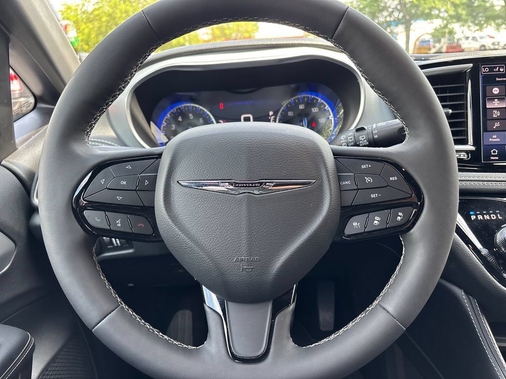 Used 2025 Chrysler Pacifica Limited FWD image 20