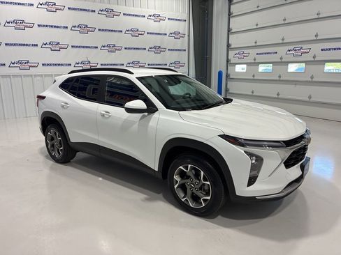 Used 2025 Chevrolet Trax LT FWD image 8