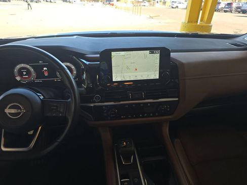 Used 2023 Nissan Pathfinder Platinum image 12