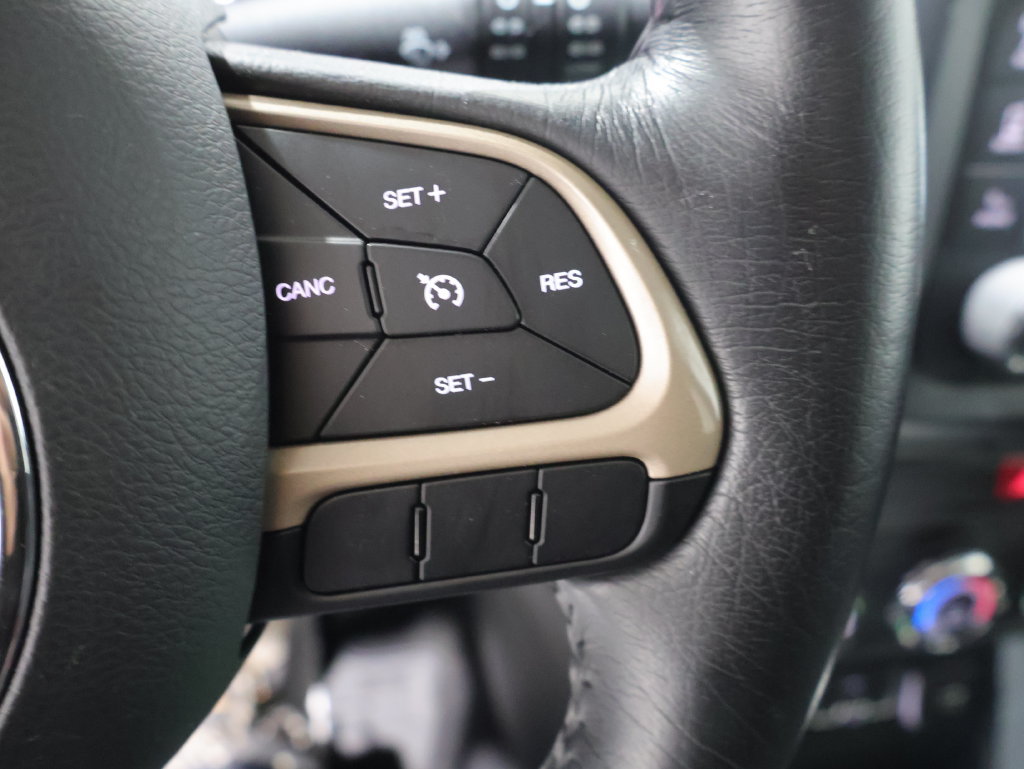 Used 2016 Jeep Renegade Latitude AWD/4WD image 34