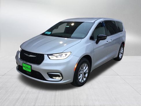 New 2026 Chrysler Pacifica Select image 2