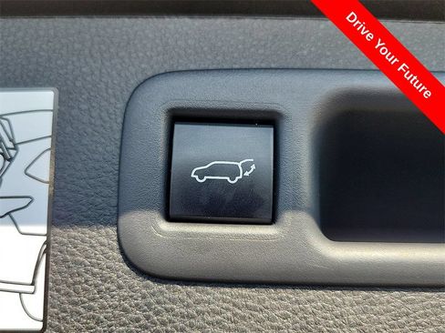 Used 2024 Toyota Highlander XLE AWD/4WD image 30