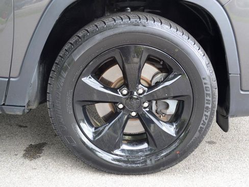 Used 2019 Jeep Cherokee Latitude Plus AWD/4WD image 12