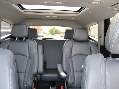 Used 2020 Buick Enclave Premium w/ Sun and Sites Package AWD/4WD image 5