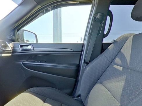 Used 2019 Jeep Grand Cherokee Laredo RWD image 26
