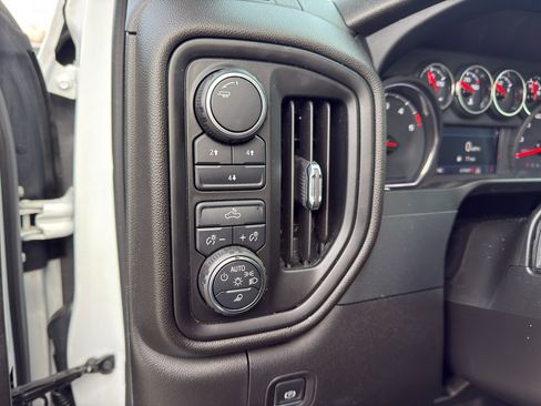 Used 2022 Chevrolet Silverado 2500 Custom w/ Custom Value Package image 12