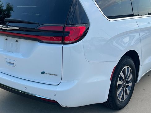 Used 2023 Chrysler Pacifica Touring-L FWD image 14