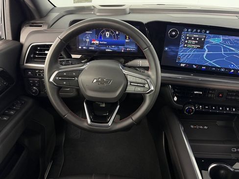 Used 2025 Chevrolet Suburban RST image 13