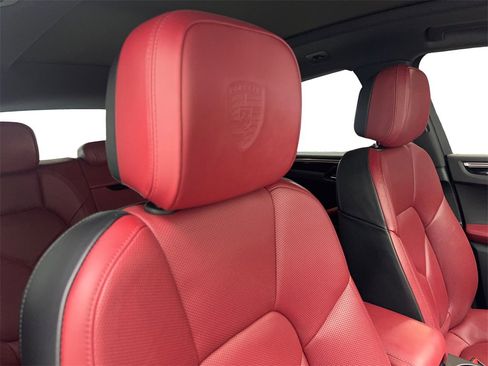 Used 2023 Porsche Macan Turbo image 44