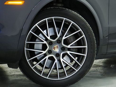 Used 2019 Porsche Cayenne S AWD/4WD image 3