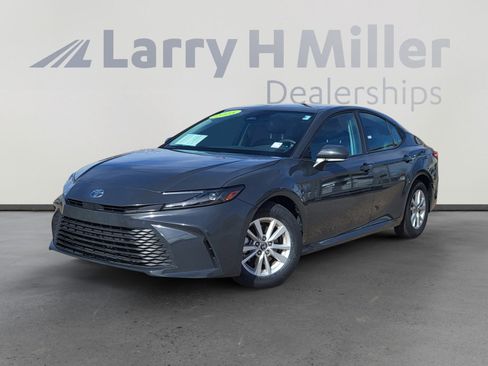 Certified 2025 Toyota Camry LE image 1