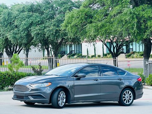 Used 2017 Ford Fusion SE FWD image 4