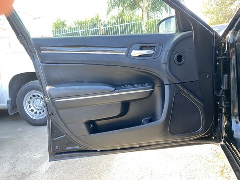 Used 2017 Chrysler 300 Limited image 15