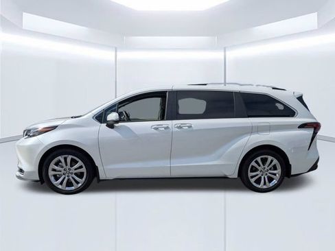 Used 2024 Toyota Sienna Platinum FWD image 7
