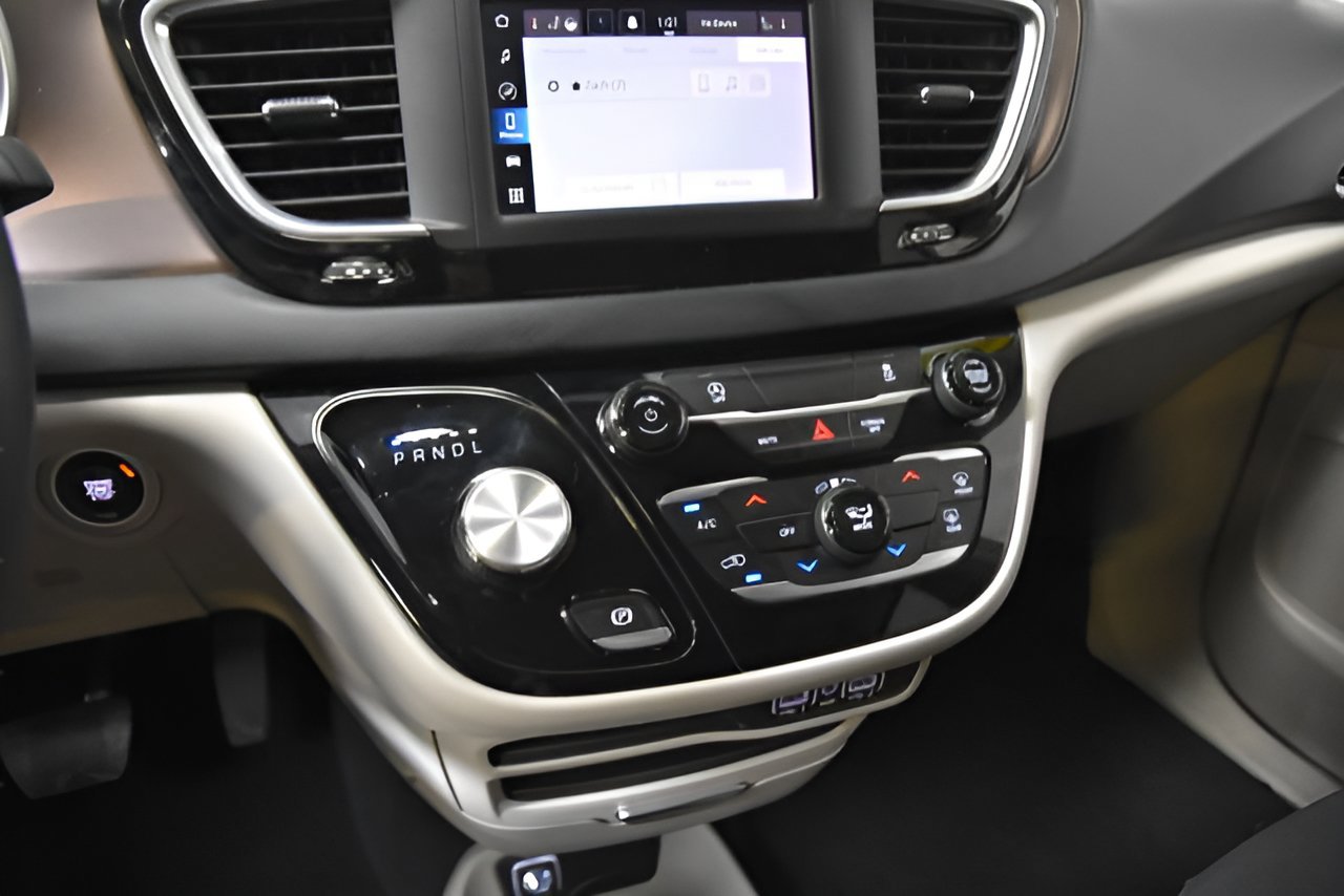 Used 2023 Chrysler Voyager LX FWD image 20