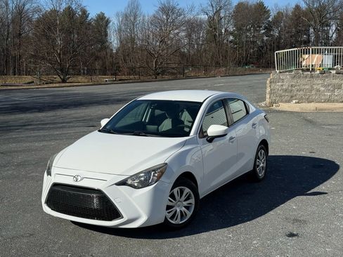 Used 2019 Toyota Yaris L image 1