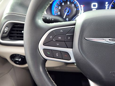 Used 2022 Chrysler Pacifica Touring-L image 18