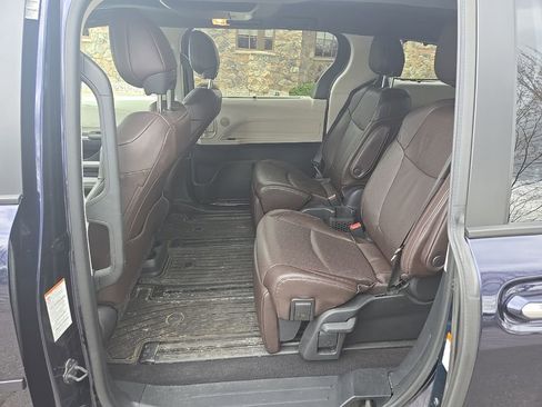 Used 2022 Toyota Sienna Platinum AWD/4WD image 8