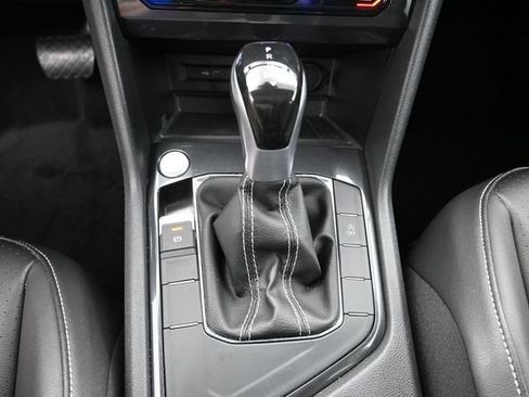 Used 2023 Volkswagen Tiguan SE w/ Panoramic Sunroof Package FWD image 26