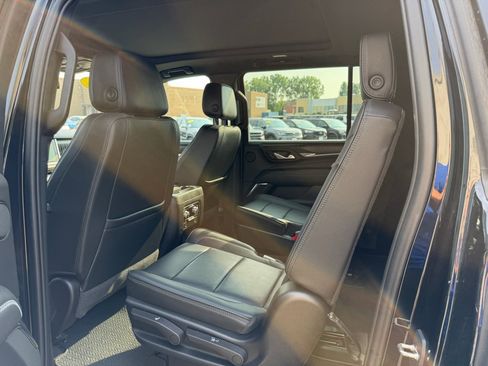 Used 2022 GMC Yukon XL Denali AWD/4WD image 8