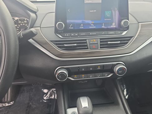 Used 2025 Nissan Altima 2.5 SV FWD image 16