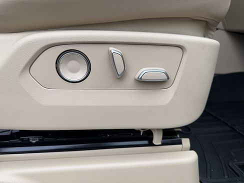 Used 2021 Cadillac Escalade Premium Luxury image 41