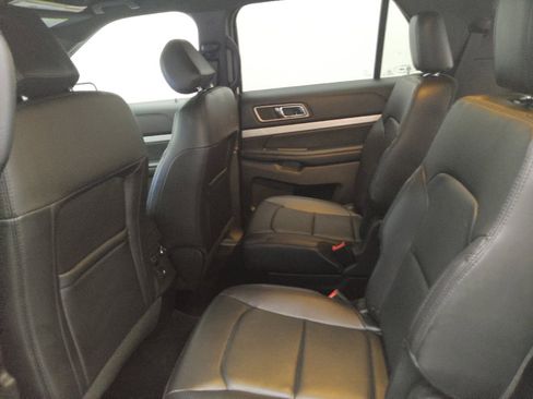 Used 2017 Ford Explorer XLT w/ Equipment Group 202A FWD image 18