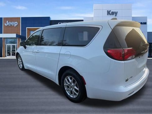 Used 2023 Chrysler Voyager LX image 7