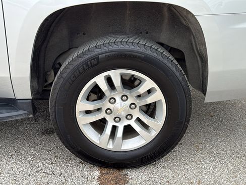 Used 2019 Chevrolet Suburban LT AWD/4WD image 32
