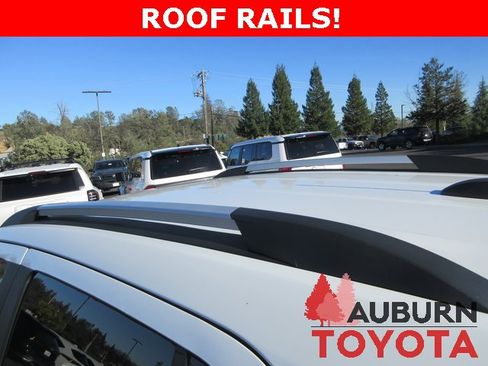 Used 2022 Chevrolet Trax LT w/ LT Convenience Package image 9