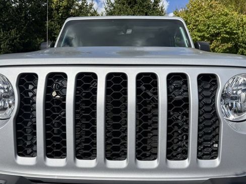 Used 2022 Jeep Gladiator Sport image 11